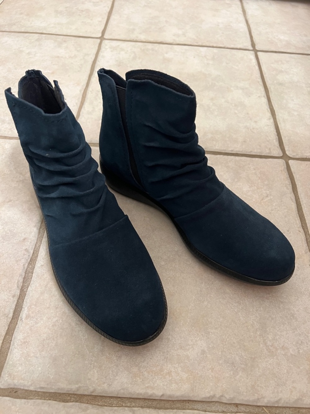 Deep Indigo Suede Women’s Munro Ankle Boots Featuring a Ruched Design Size 7